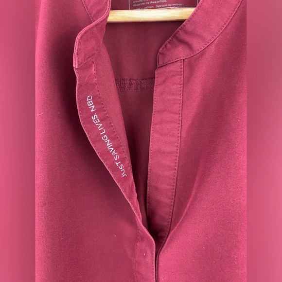 FIGS Scrub Top Womens Size XXL Burgundy Red Rafaela Sleeveless V-Neck Medical - Picture 4 of 9